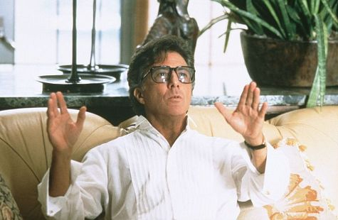 Dustin Hoffman ve Vrtěti psem (1997).