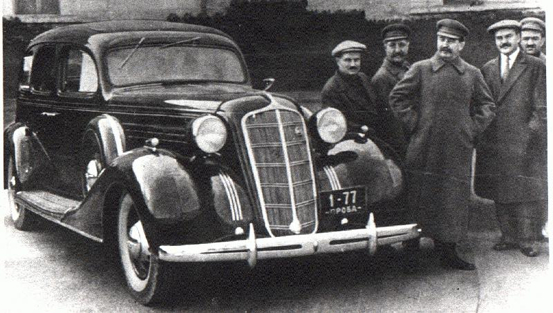 Limuzíny ZIS 101 vyráběla automobilka ZIS (Zavod imeni Stalina) už od roku 1936. Na snímku se Stalinem.