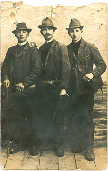 Zvěroklestiči z Hostětína. Snímek vznikl koler roku 1910.
