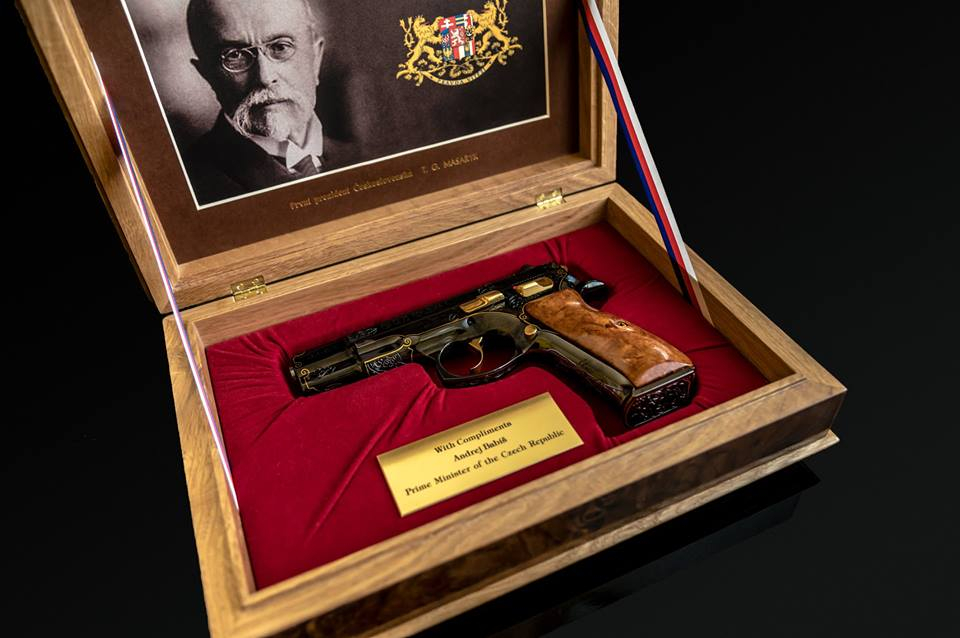 Babišovi přivezli do USA několik darů... Třeba tuto jubilejní pistoli pro Donalda Trumpa.