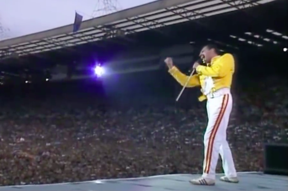 Live at wembley stadium. Freddie Mercury Wembley 1986. Queen Live at Wembley Stadium 1986. Фредди Меркьюри Live at Wembley. Фредди Меркури на стадионе Уэмбли.