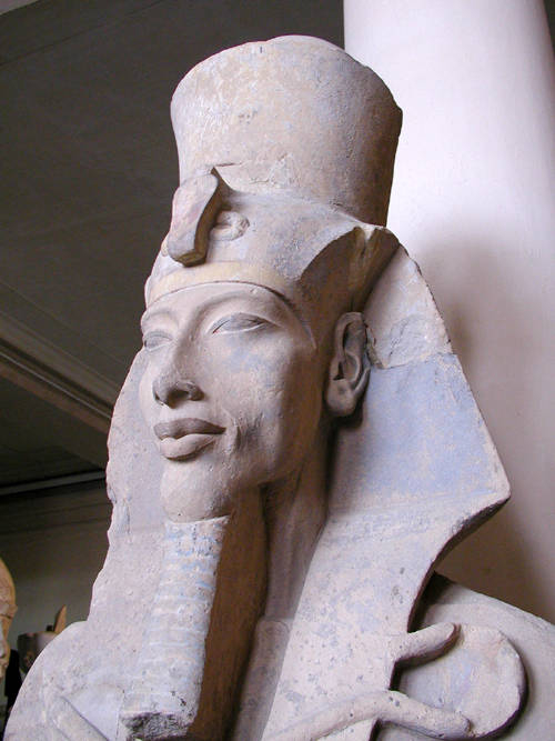 Achnaton – kolosální socha v egyptském muzeu v Káhiře