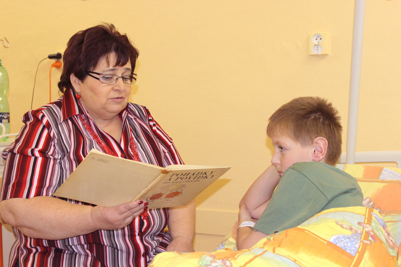 Číst dětem se nemusí jen v mateřských školkách. Velmi to ocení zvláště ty, které jsou mimo domov, upoutány na lůžko v nemocnici... A proto vznikl projekt Počteníčko s babičkou, o kterém píšeme dále.