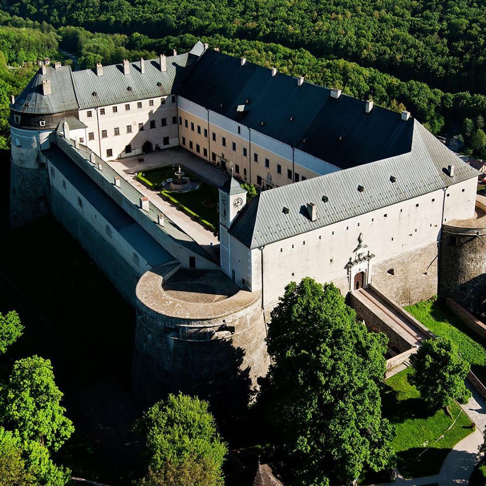 Malé Karpaty, to není jen příroda, ale i architektonické památky. Na fotografii je populární hrad Červený Kámen.