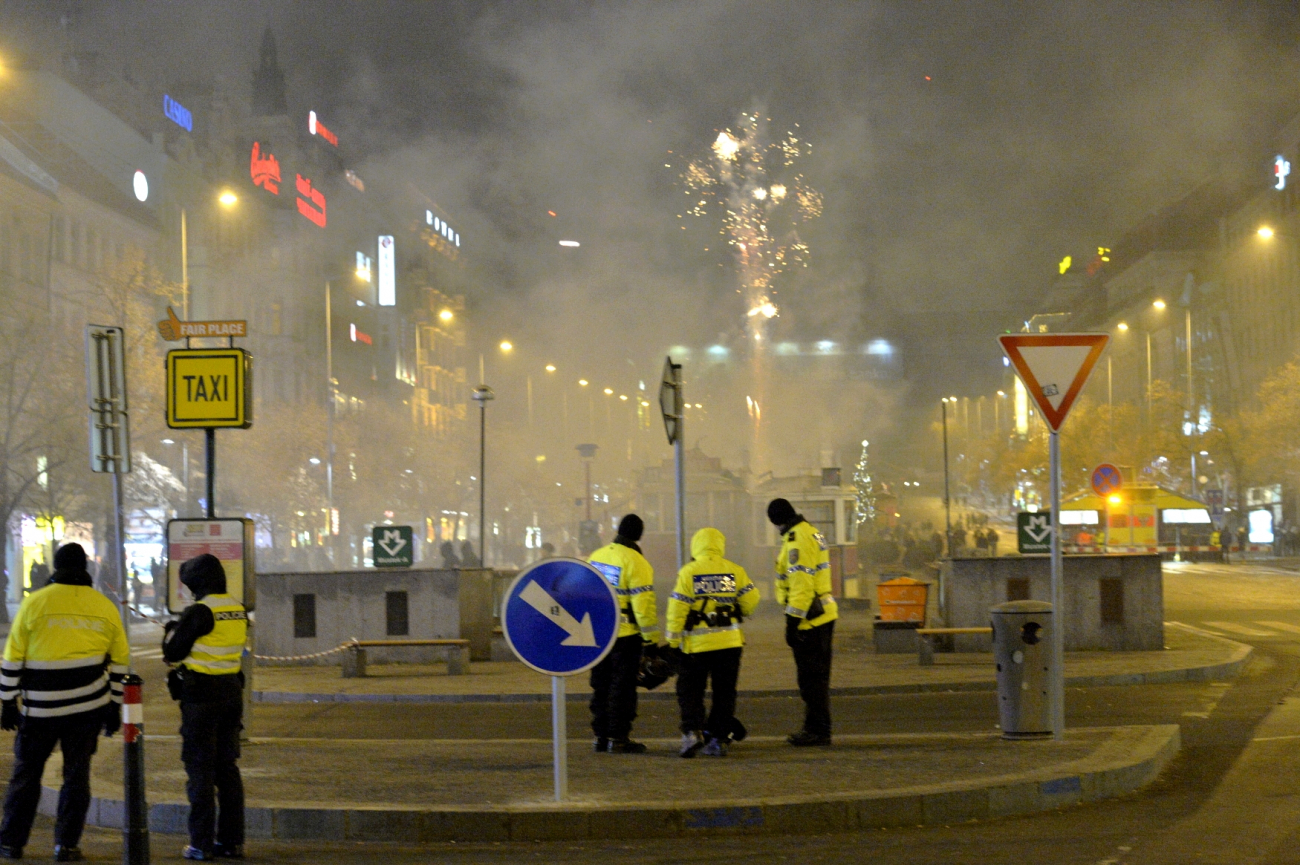 Centrum Prahy někdy připomíná Silvestr, i když zrovna není Silvestr.