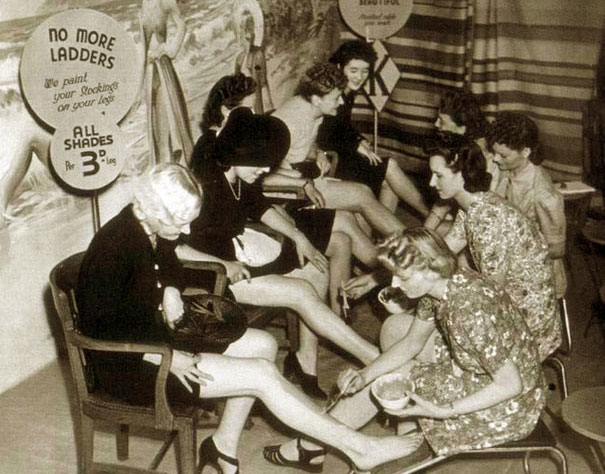Bohaté dámy si nechávaly punčochy aplikovat ve speciálních salonech, kterým se říkalo "bosonohé bary".