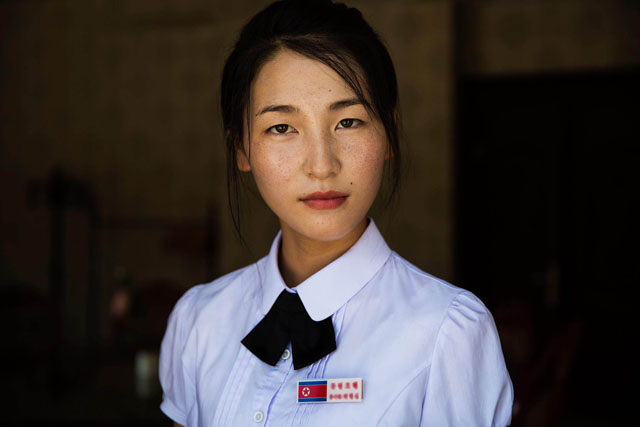 Dívka pracující v hotelu v příhraničním městě Sinŭiju