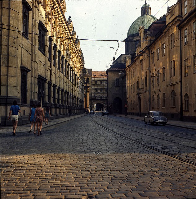 Pohled na podloubí z Křížovnické ulice na Smetanově nábřeží 