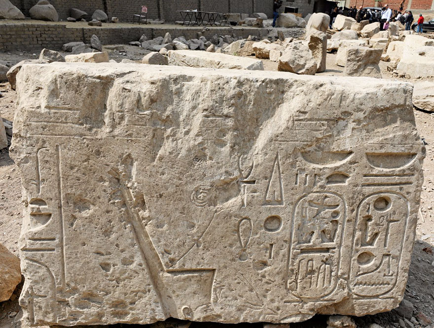 Část obelisku pokrytého hieroglyfy z chrámu slunečního kultu.