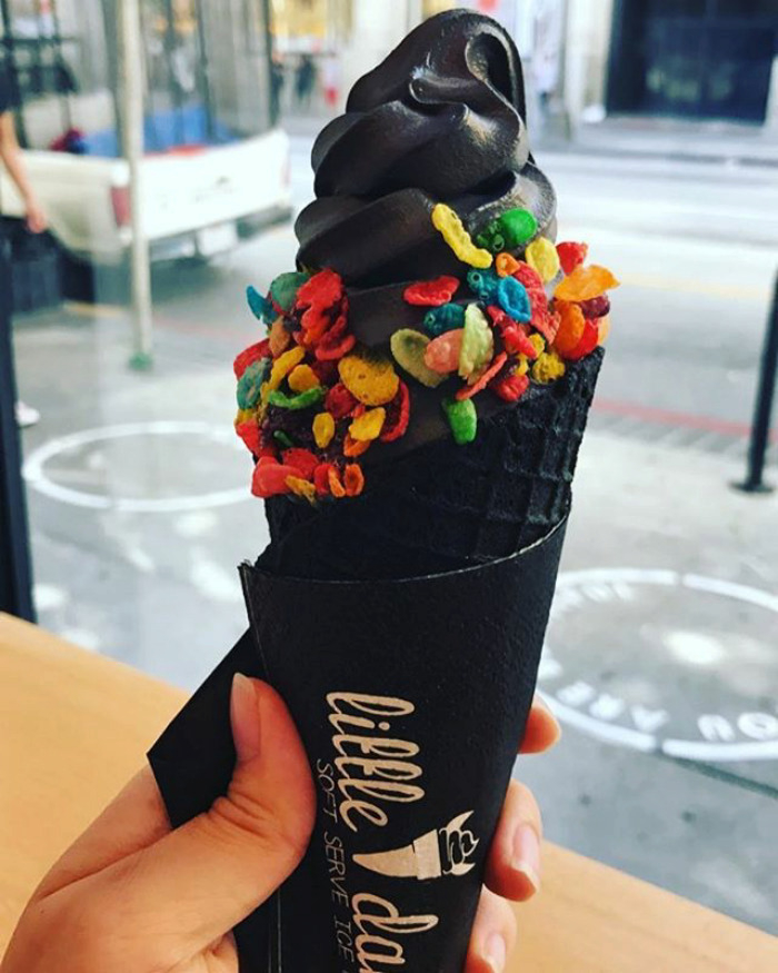 Černá točená zmrzlina v černém kornoutku s posypem - dokonalý!