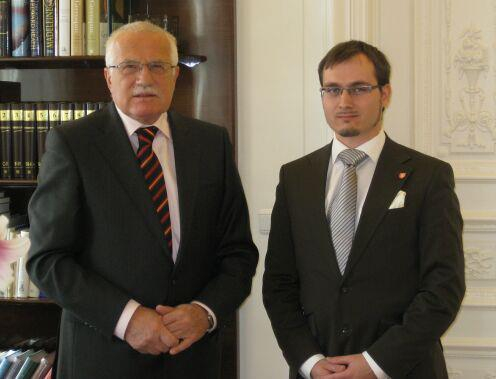 Adam B. Bartoš (vpravo) s exprezidentem Václavem Klausem. Kontroverzní postava má na kontě například nechvalně proslulý seznam českých Židů.