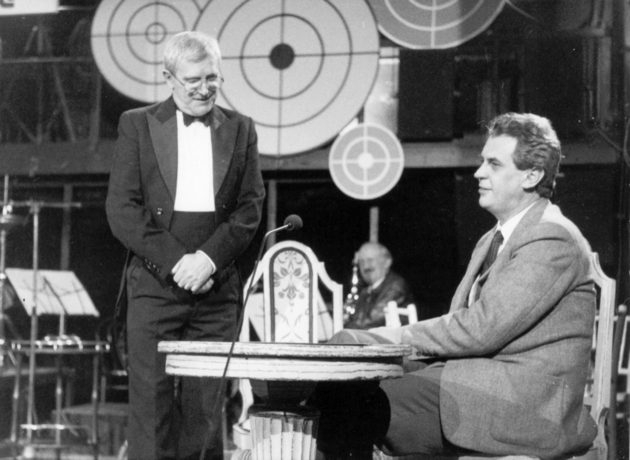 Miloš Zeman už vlastně stand up komikem byl, i když při tom seděl, ještě kdysi na začátku devadesátých let v televizních Večírcích v Semaforu, možná si ještě někdo dnes se slzami smíchu v očích vzpomene. Na tu dobu fakt poměrně obstojné. 
