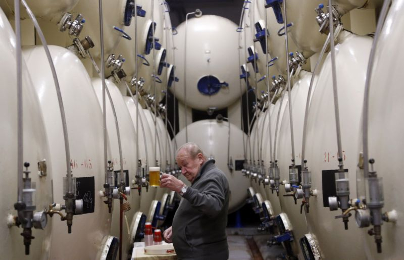 Protože je pivo co do své chemie velmi složitá a komplexní tekutina, musí nakonec stejně nastoupit zkušený pivovarník, který pivo z tanku ochutná a posoudí, zda je již zralé k cestě do hospody či lahví.