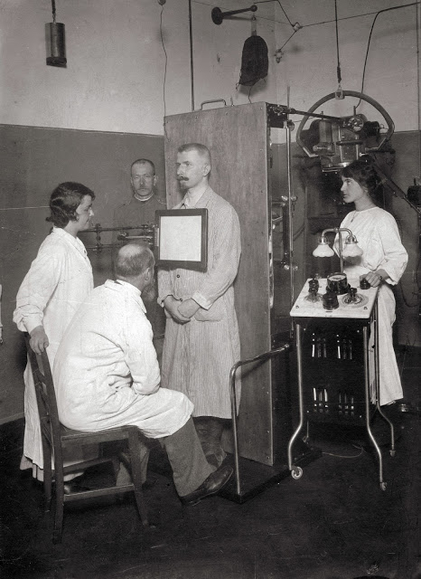 První dochované fotografie muže z Rakouska kolem roku 1910 s rentgenem a přímým stínítkem