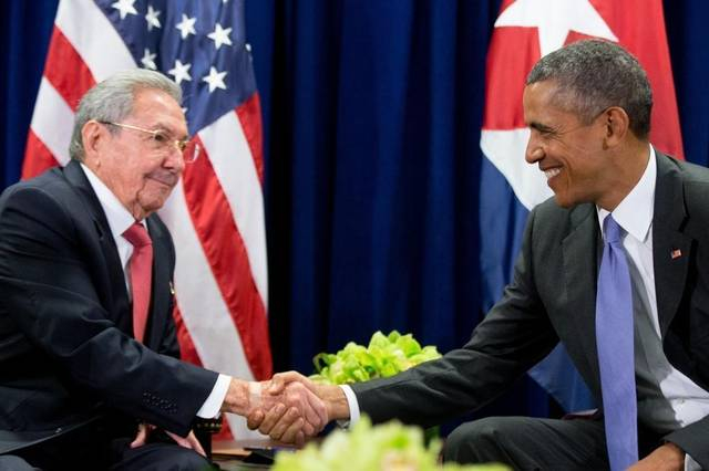 Kubánský prezident Raúl Castro a jeho americký protějšek Barack Obama v roce 2015 po více než 50 letech obnovili diplomatické styky obou zemí. Nyní hrozí, že jejich práce přijde vniveč.