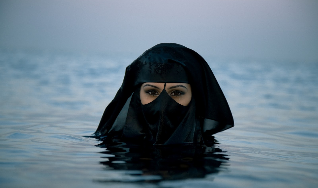 Musllimská aktivistka Dr. Yasmina Al-Hazeemi se při pohledu na "tlusté bílé mrože" tváří znechuceně 