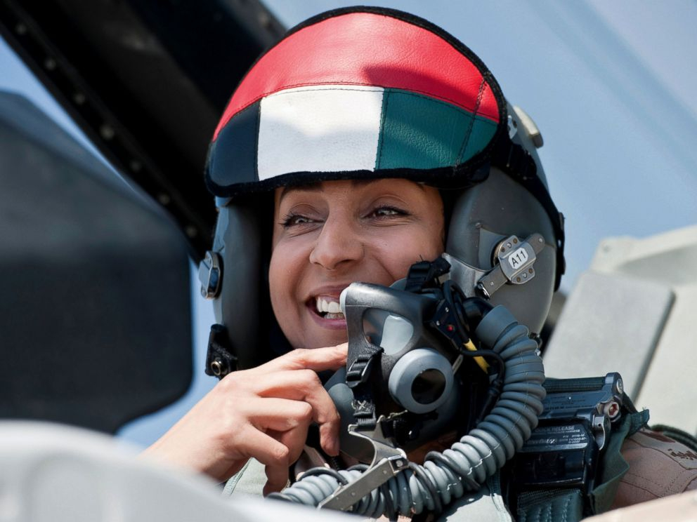 Marian Mansúri, muslimka. První vojenská pilotka Spojených arabských emirátů. V roce 2014 se účastnila leteckých útoků proti Islámskému státu.