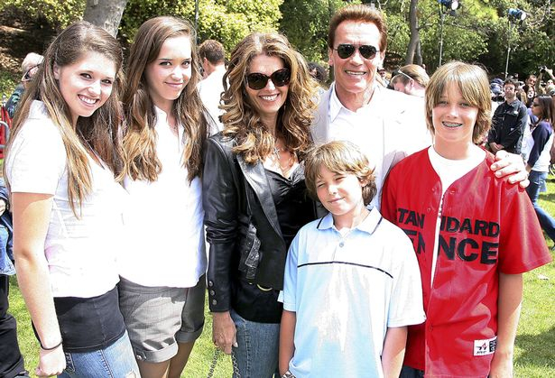 Starší foto Schwarzeneggera s Marií Shriverovou a dětmi ještě jako spokojená rodina.