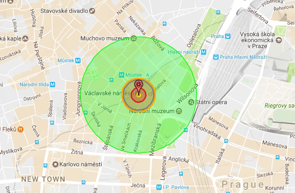 Simulace výbuchu na Václavském námětí. Žlutá symbolizuje ohnivou kouli v místě dopadu, červená pak území zbavené kyslíku. Fialově je znázorněna smrtící tlaková vlna a oranžově zóna zranění neslučitelných se životem. Zelený je celkový záběr bomby.