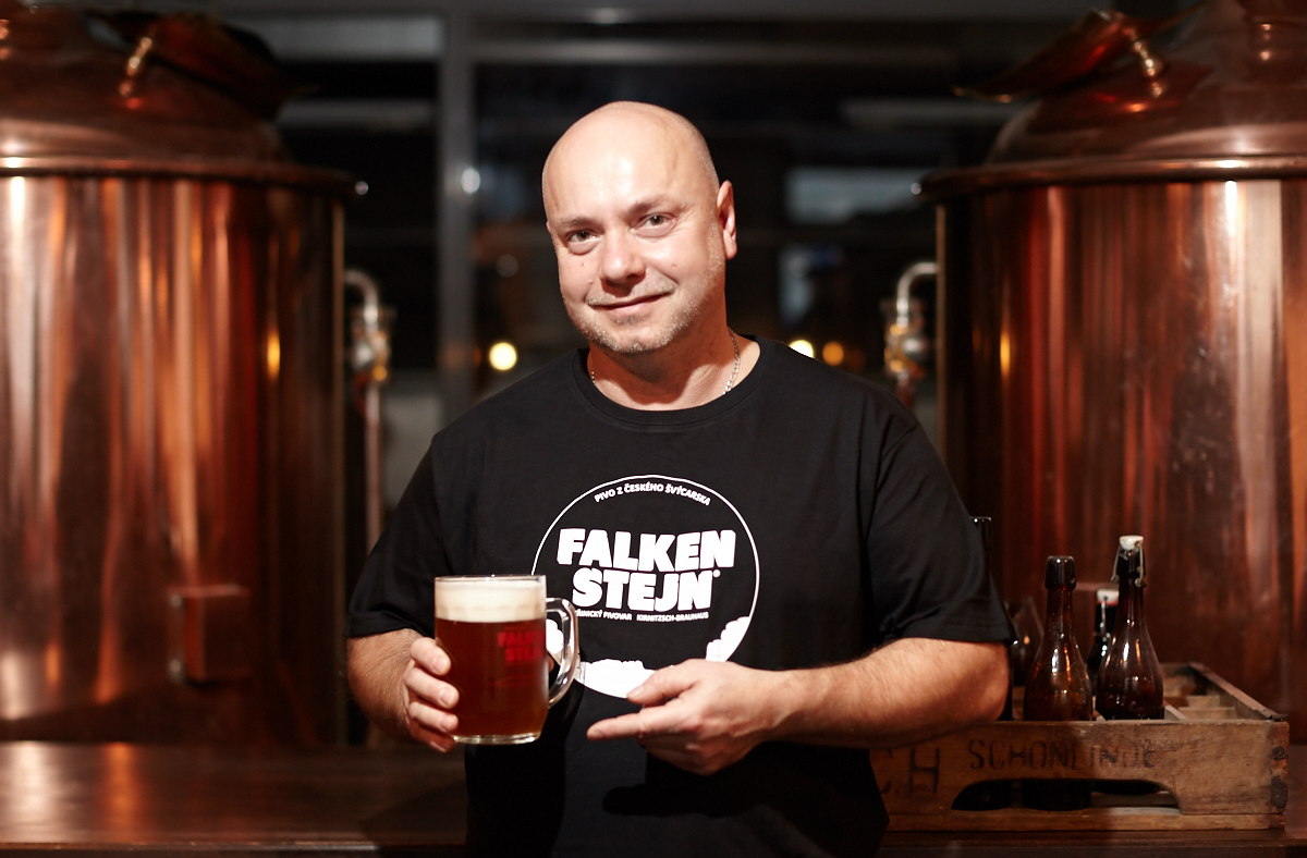 Pivo se hned pije lépe, když znáte tváře mužů, kteří jej uvařili. Zde například Petr Taufner z vynikajícího Křinického pivovaru Falkenštejn v Krásné Lípě.