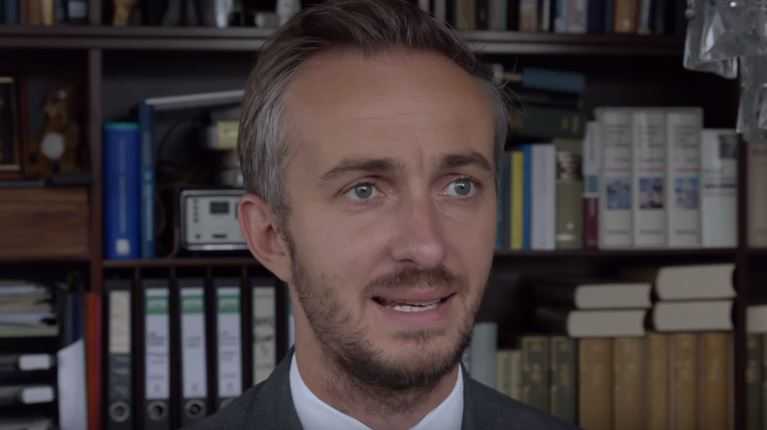 Německý komik Jan Böhmermann urazil tureckého prezidenta Erdogana a byl z toho průšvih.