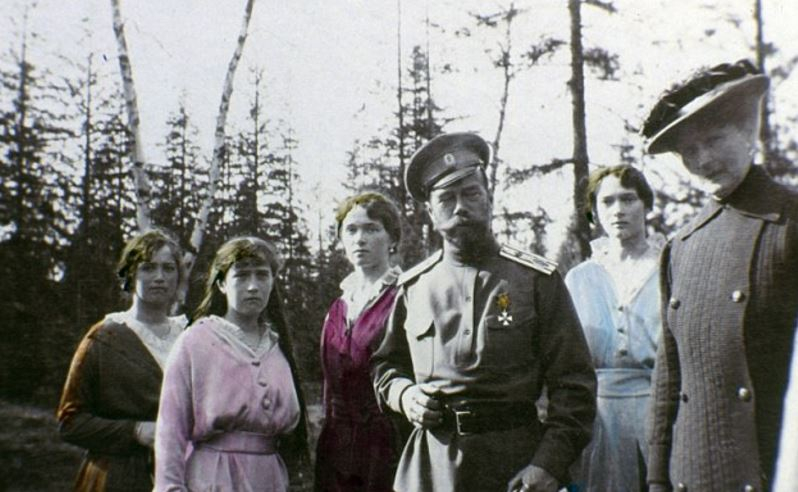 Carská rodina na kolorovaném snímku pořízeném během exilu na Sibiři.