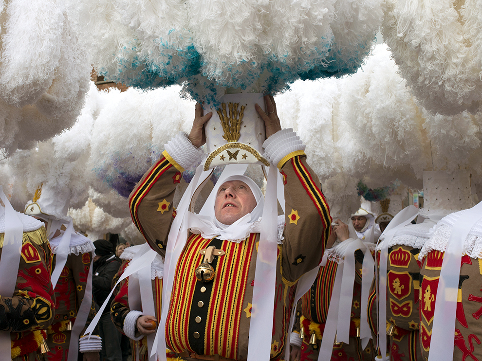 "Karneval v belgickém městě Binche trvá od neděle až do Popeleční středy. Po městských uličkách zní hudba, všichni tančí a všude kolem hýří pestrobarevné kostýmy. V Binche se tento karneval pořádá už staletí."