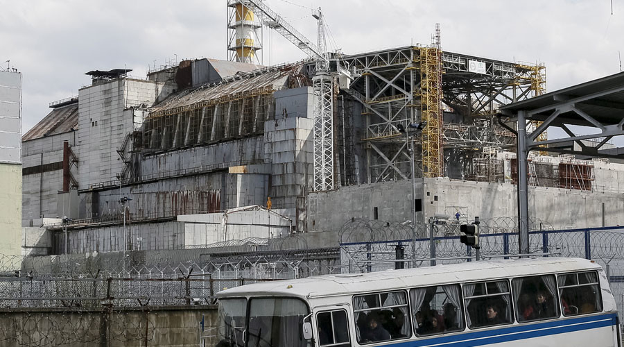 Okolo elektrárny je postaven masivní betonový sarkofág, který zabraňuje dalším únikům radiace.