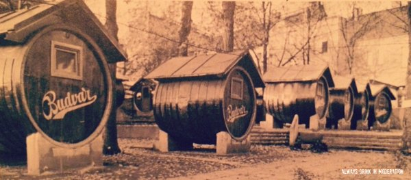 Ano, je to přesně tenhle (jiho)český pivovar, z jehož starobylých, ještě dřevěných ležáckých sudů, někdo vystavěl tuto originální chatkovou osadu.