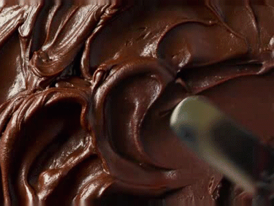 Máte chuť? Zkuste nový dezert Müller De Luxe Créme au Chocolat z opravdové čokolády, s pistáciovou nebo oříškovou příchutí.