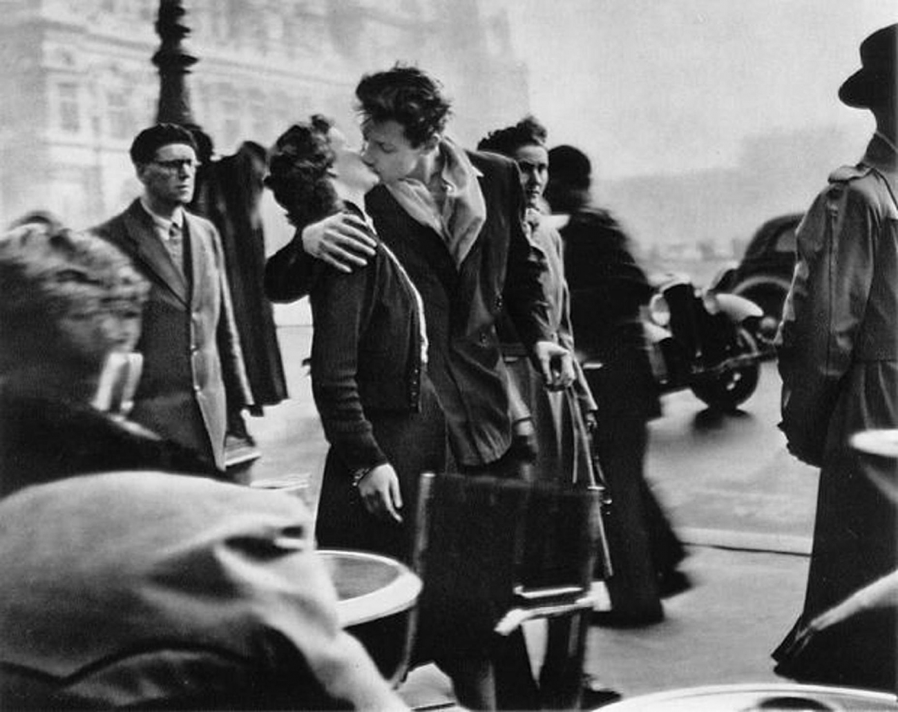 Robert prozkoumal Paříž se svým fotoaparátem křížem krážem. A co se týče jeho nejslavnějšího snímku, hodně se o něm diskutovalo - nakonec se zjistilo, že šlo o najaté, naaranžované herce. Ale i tak snímku nikdo neupře krásu