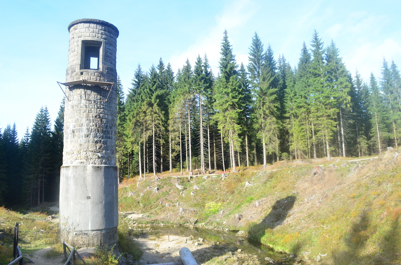 Bývalá ovládací věž přehrady s výpustí. Hráz kolem ní odnesla voda.