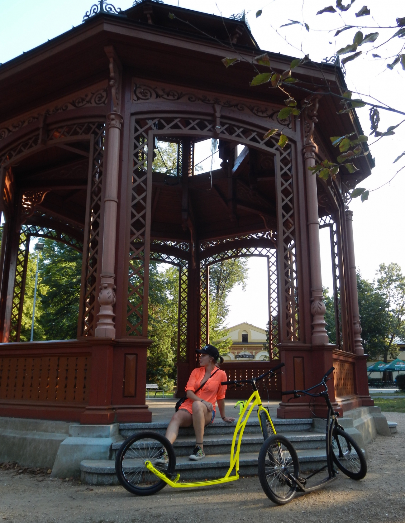 Rožnov pod Radhoštěm byl vyhledávanou lázeňskou lokalitou. Je tu krásný park, rozlehlé venkovní muzeum skanzenu a také, především, krásné cyklostezky, po kterých se můžete flákat a drandit s kolobkou jak dlouho chcete