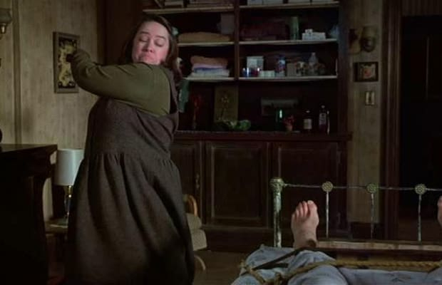 Kathy Bates feat. kladivo a nohy v Misery nechce zemřít.