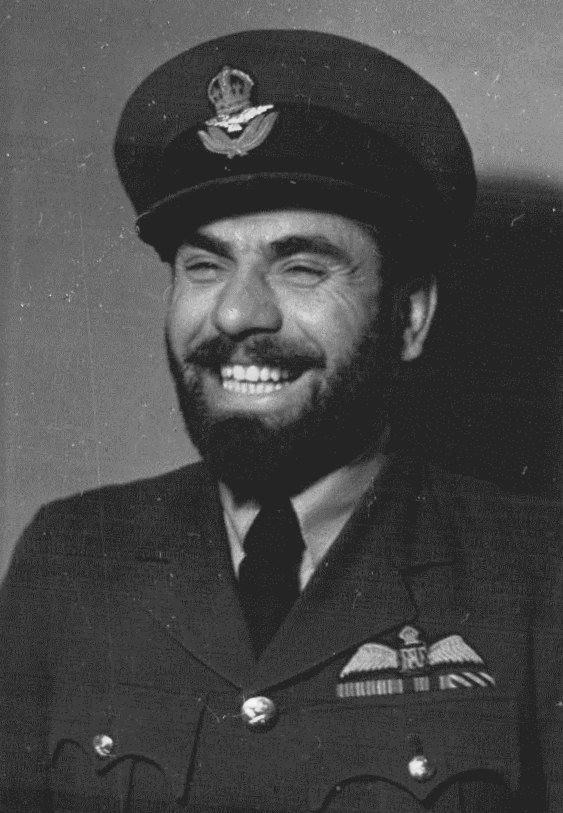 Fajtl se svým typickým plnovousem. Československý pilot byl jediným neidickým letcem RAF, kterému byly vousy povoleny. 