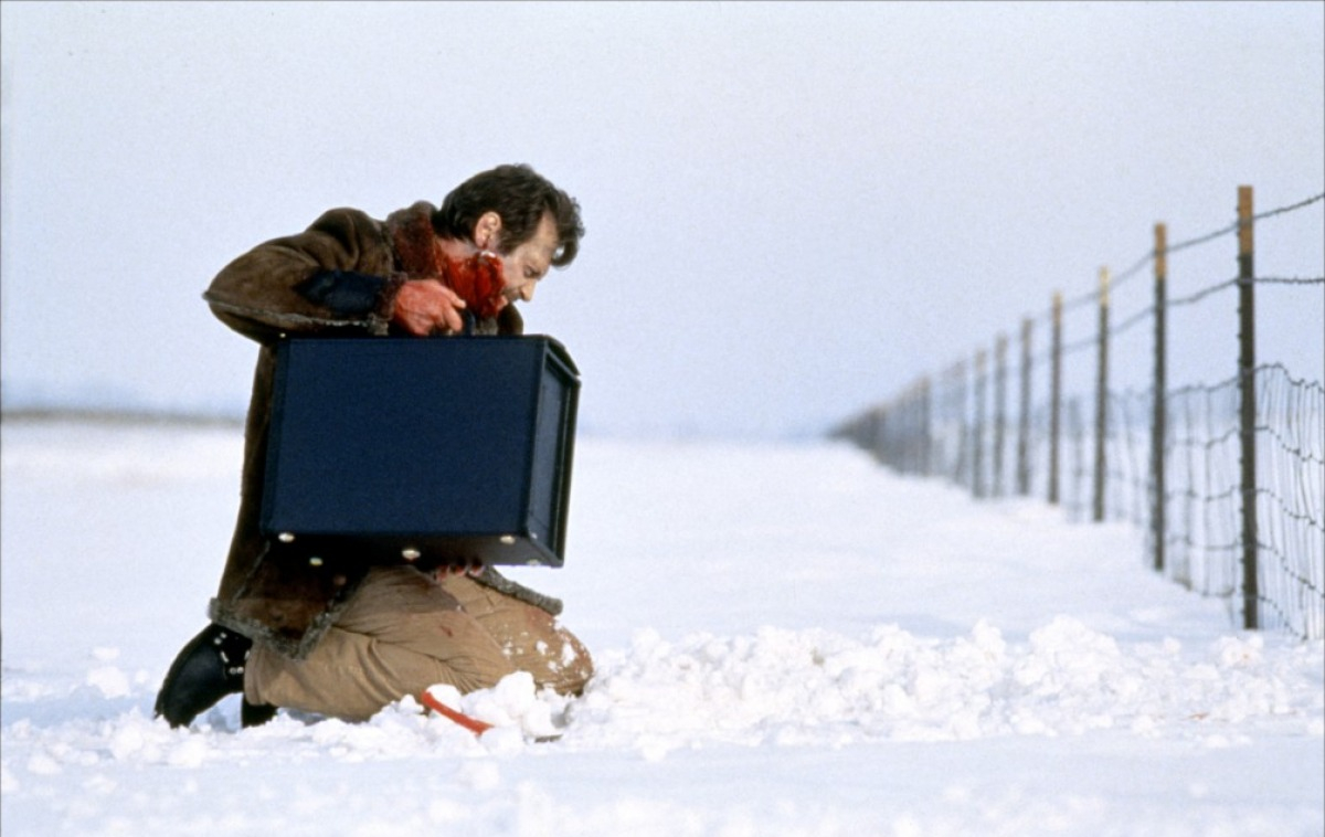 Přinese vůbec kufr plný peněz někomu štěstí? (Kufr z filmu Fargo, který se za pár let objeví v seríálu Fargo.)