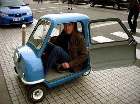 Jeremy Clarkson sice dostal padáka, ale je mu to úplně šumák, protože má malé auto...