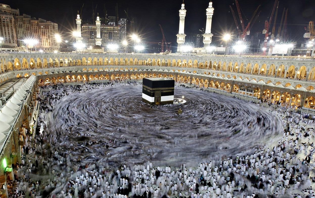 Svatyně Kaaba v Mekce a muslimové, kteří ji obcházejí (foceno velmi dlouhým časem)