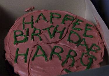 Když Harry Potter v knížce dostal od Hagrida dort a dozvěděl se, že je čaroděj, bylo Rowlingové přesně 26 let.