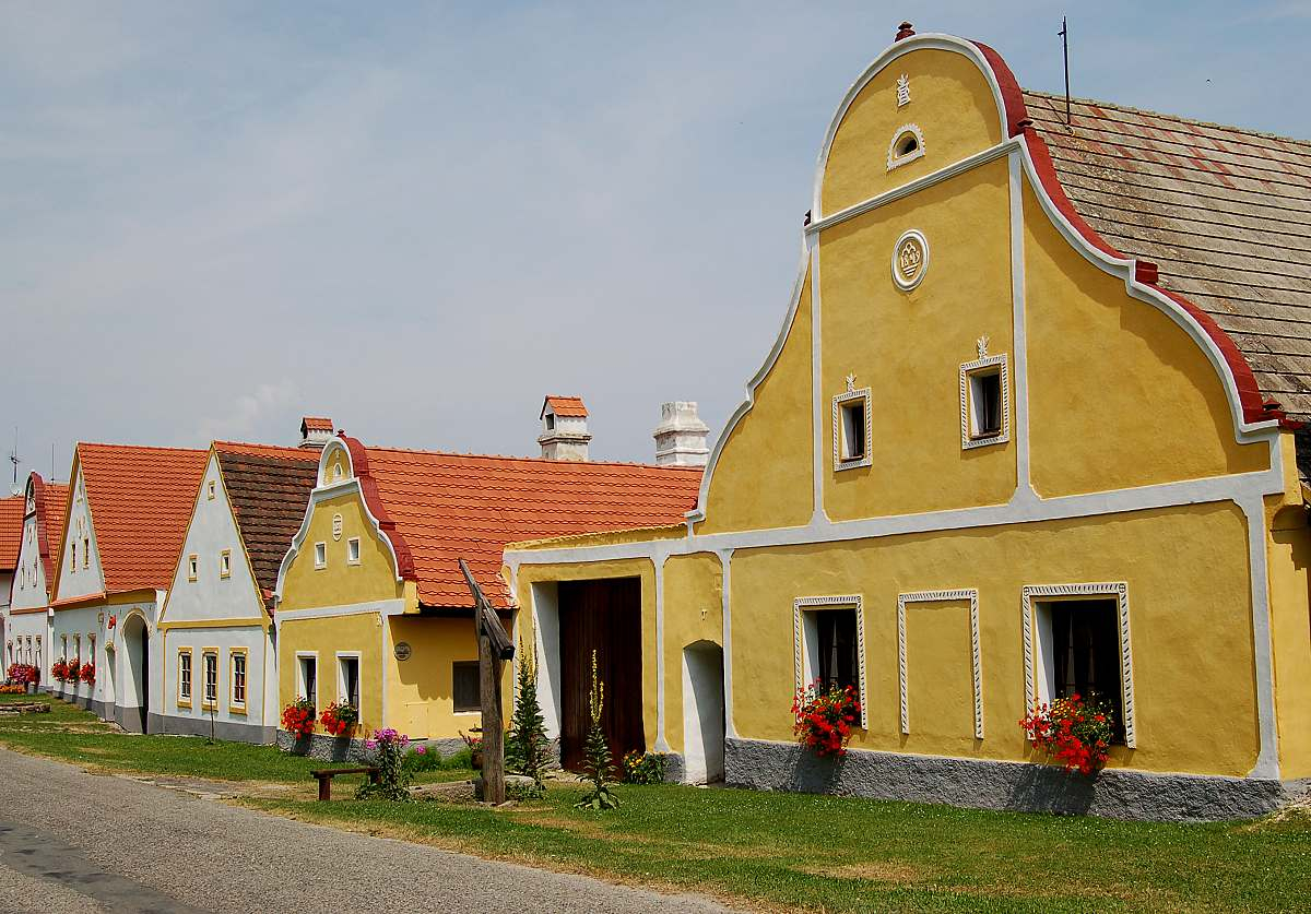 Vesnice Holašovice - příklad snobství. Vesničané kopírovali měšťanské barokní domy a měšťané kopírovali šlechtická sídla. Prostě snaha být jako oni.