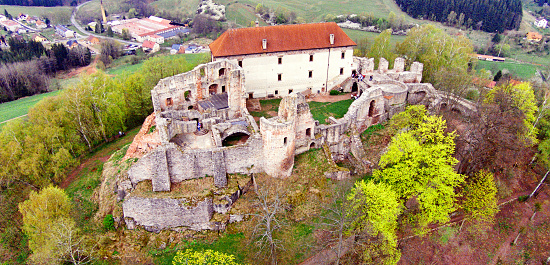 Hrad Pecka z ptačí perspektivy