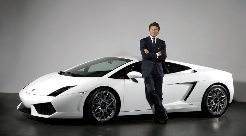 Je naprosto v pořádku, pokud tomuto muži závidíte to auto. Nesnášíte ho, protože takové auto má a vy ne? Že ne? Dobře vy