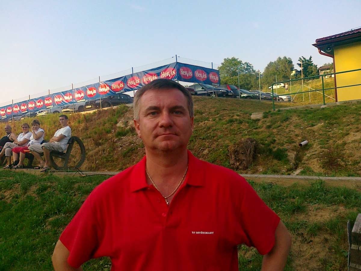 Vratislav Mynář v červeném tričku s límečkem, s řetízkem na krku a bez prověrky
