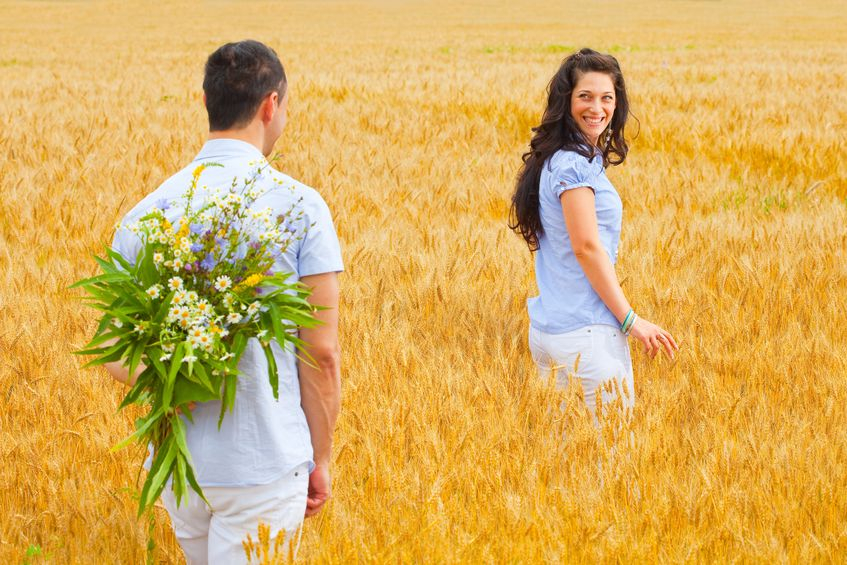 Romantikovi nejsou cizí velká gesta. Třeba odveze ženu za město na samotu do polí, kde ji dá svou květinu.