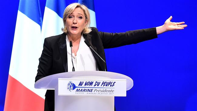 I Marinu Le Pen chtěla média pošpinit. Na fotografii je zachycená při proslovu, kde vypráví, kteark byla se svým nejlepším kamarádem Okamurou na rybách a jak velkého candáta chytila.