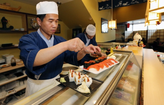 Tadyhle Akito dodělá ještě jedno sushi a pak se vám hned bude věnovat