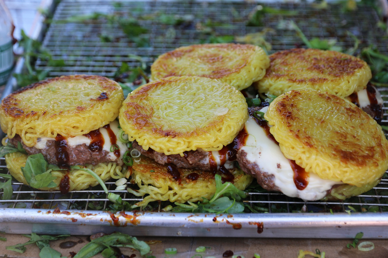 Burger s nudlemi – jednoduše překvapivá a překvapivě chutná fúze Západu a Východu