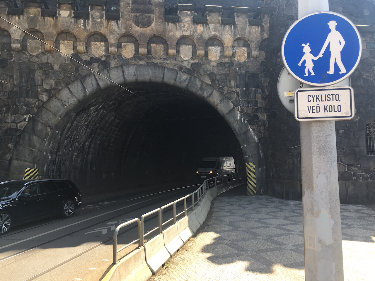 Vyšehradským tunelem smějí cyklisté procházet jen pěšky a vést kolo. Myslíte, že to dodržují?