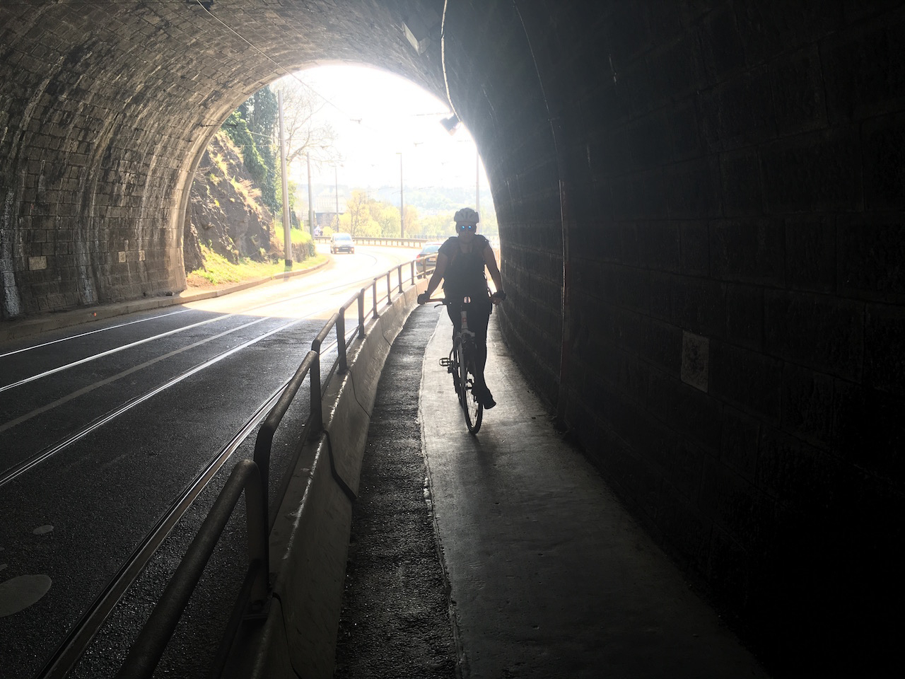 Cykloteroristka projíždějící přes zákaz Vyšehradským tunelem. Sestřelí prvního chodce za zatáčkou.