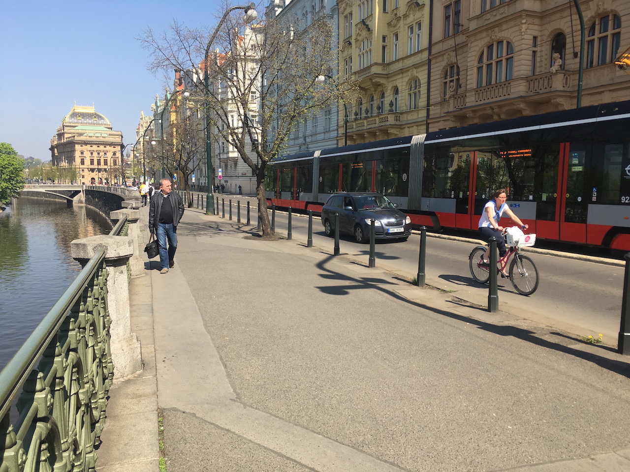Chodník u Mánesa, kam cyklisté už nesmějí. Ráno jich po něm jezdí stovky. Paní na fotce jede po silnici, jak má. 